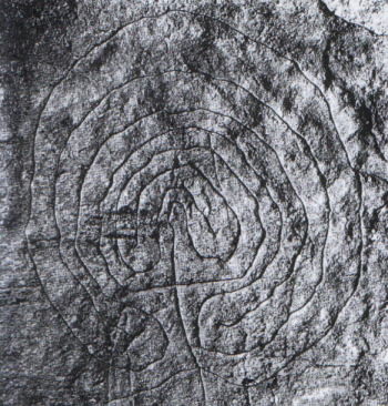 Labirinto inciso nella roccia trovato in Sardegna, risalente al neolitico
